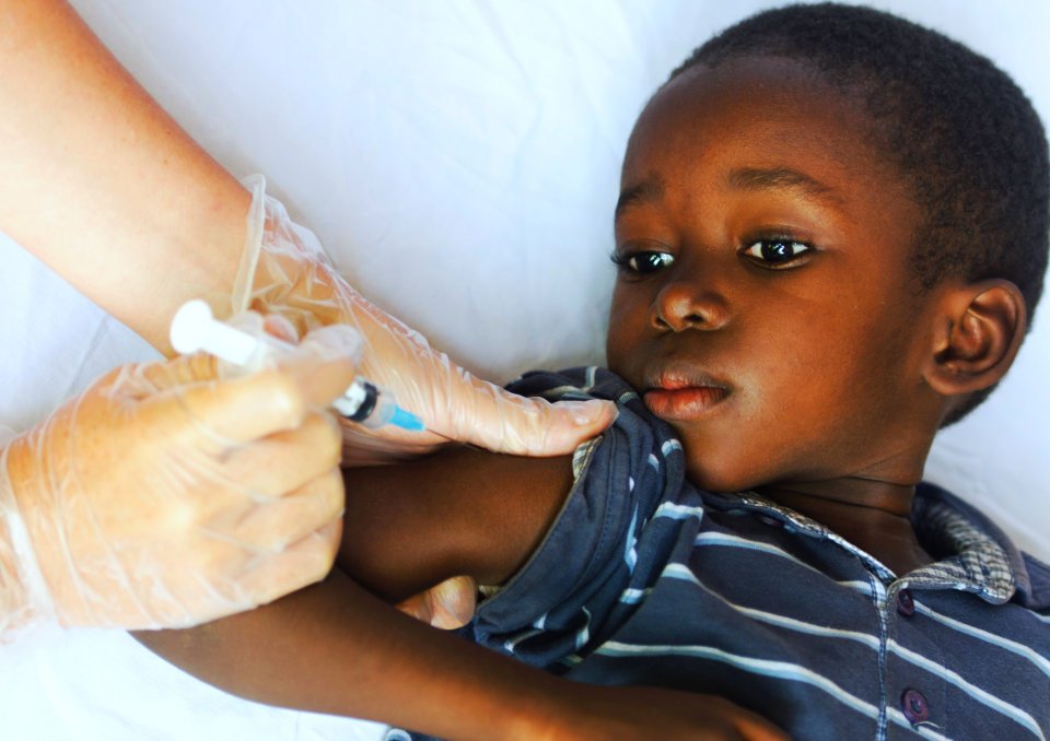 young child gets shot with injection in his arm